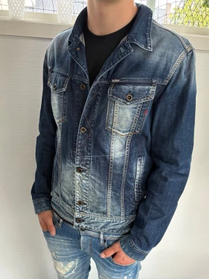 Replay denim jeansjacka  - Det Replay jeansjacka herr| pris:799kr| storlek: XL, men funkar även till L| skick:9,8/10|hör av dig vid minsta lilla fundering eller fråga|