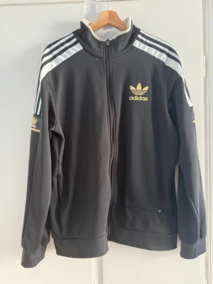 Adidas track top - Svart Adidas track jacket passar perfekt till sportande. Storlek M men passar även L. Priset är inte hugget i sten!