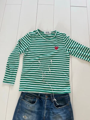 Comme des Garçons long sleeve  - Tja, säljer min CdG play tröja på grund av att den börjar bli lite för liten. Den har en extremt sjyst färg som kommer passa in nu sommarn. Om ni har några mer frågor är det bara skriva.