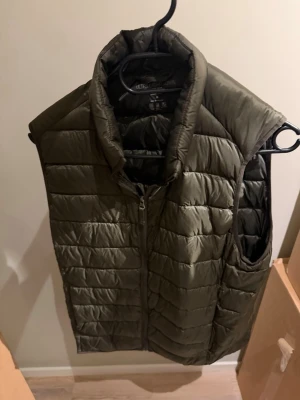 Uniqlo väst - Uniqlo väst perfekt för sommarn med en skjorta!