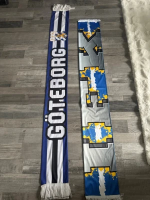 Blåvit Göteborg halsduk - 2 stycken ifk halsdukar från kommandobryggan styck pris 215kr, lite olika skick men i almänhet väldigt fina. Ifk är aldrig använd, Göteborg lite slit på ändarna samt några fläckar.