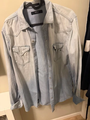 Jeansskjorta replay - Snygg jeansskjorta från replay med skön fade