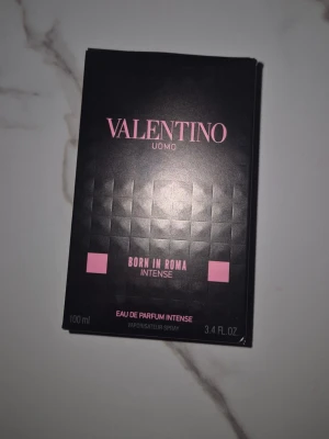 Valentino Uomo Born In Roma Intense - Valentino Uomo Born In Roma Intense är en lyxig parfym i en snygg svart kartong med rosa detaljer. Förpackningen rymmer 100 ml Eau de Parfum Intense och har en modern, stilren design med geometriskt mönster. Perfekt för dig som gillar exklusiva dofter och vill sticka ut.Helt nyy