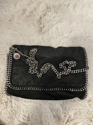 Stella McCartney väska - Jättesnygg och äkta stella mccartney väska! Kommer ej till använding. Tecken på användning på insidan, Pris kan diskuteras💓