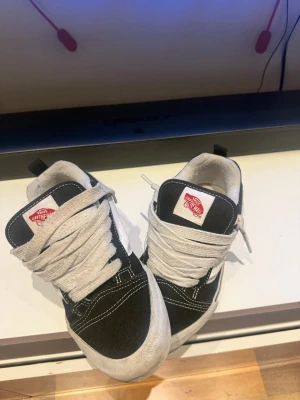 Vans KNU skool - vans knu skool, tvättar med skotvätt innan jag skickar. Öppen för pris förslag 