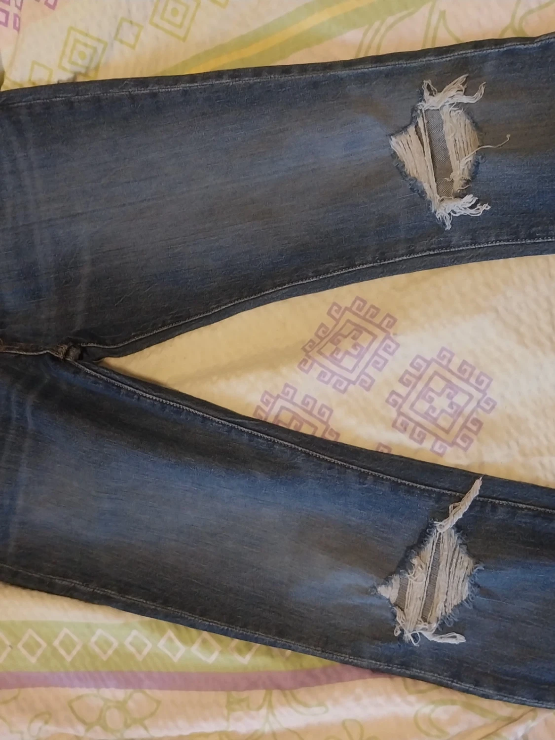 Mörkblå slitna jeans med hål