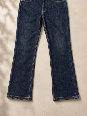 Mörkblå raka jeans från H&M - Snygga mörkblå raka  jeans med klassisk femficksdesign och kontrastsömmar. Jeansen har hög midja och raka ben som slutar i en lätt utsvängd form. Tillverkade i slitstark denim som ger en tidlös look.