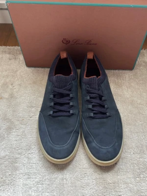 Loro Piana soho walk skor - Säljer ett par Loro Piana skor i riktigt bra skick. Box ingår
