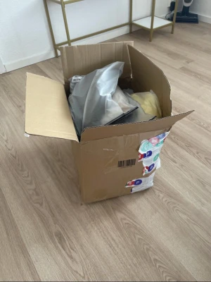 Stor flyttlåda med blandat innehåll - Säljer en stor brun kartong fylld med olika kläder. Perfekt för dig som behöver en låda med blandat innehåll till sommaren. Dessa klänningar som jag la ut finns i lådan om ni vill få allt för sammanlagt 1200kr. Allt är oanvänd och är i gott skick. Dessa klänningar säljer jag som ni ser passar inte min storlek och passform. Står i onödan när de kan användas till användning☺️vid fler bilder är det att kontakta mig.
