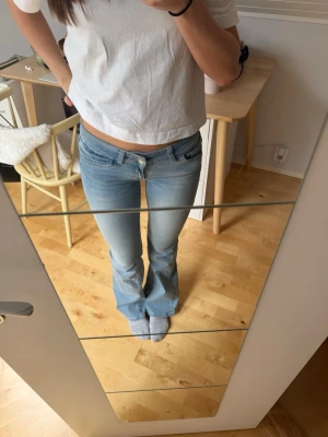 Lowwaist bootcut jeans - Säljer ett par lowwaist ljusblå bootcut jeans. Väldigt bekväma och långa i benen. Köpta från Nelly för 700kr. Endast använda fåtal gånger. Pris kan diskuteras💕💕