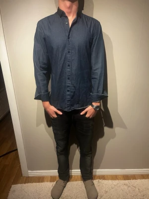 Jeans skjorta från Acne x Lanvin - Jag säljer en skjorta som är en collab från lanvin och acne. Storleken är S och skjortan är i mörkblå jeans. Modellen är 177cm och väger 65kg. Nypris:- 3500kr. Skriv gärna för mer information 