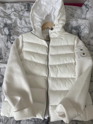 Moncler jacka - Säljer skit snygg moncler jacka , storlek M men vanligtvis har jag S passar bra , säljer pga armarna va långa och då den inte kommer till användning, köpt för 2400kr säljer för 1400kr 