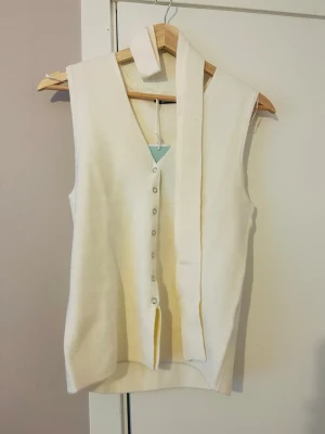 Scarf vest - Stickad scarf väst som är helt ny. 