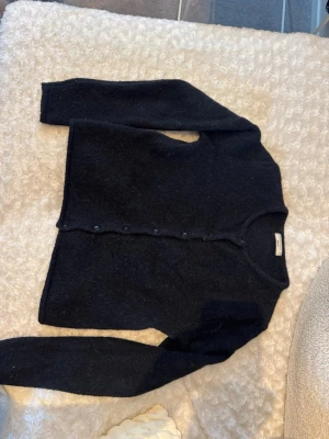 Svart kofta från Gina Tricot - Mysig svart kofta från Gina Tricot med rund halsringning och knäppning framtill.💓💓