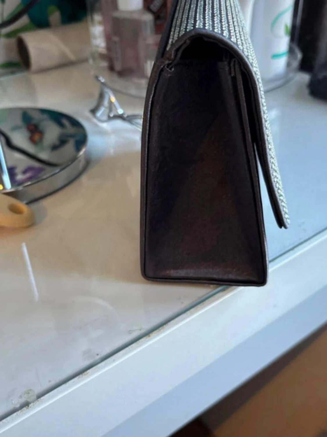 Svart kuvertväska med strassdetaljer - 1