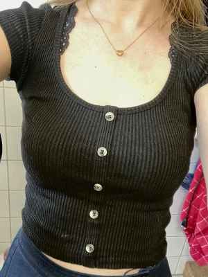 Croptop  - Tvättråden är bortklippta bara så man vet. Knapparna får inte att öppna, de är bara en dekoration 🩰