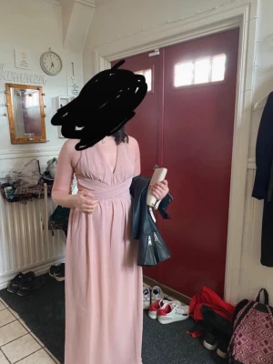 Ljusrosa balklänning från Nelly  - Säljer denna ljus rosa balklänningen från Nelly, klänningen är använd 1 dag! Den är i storlek M/38 och är öppen i ryggen.