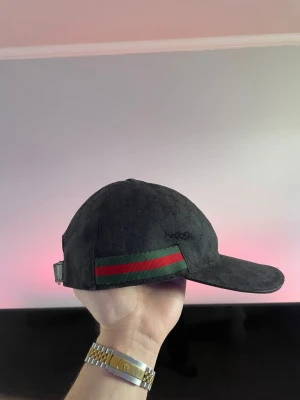 Äkta gucci keps svart - En snygg gucci keps i bra skick. Knappt använd, tillkommer med låda och kvitto (ÄKTHETSBEVIS), skriv vid någon fundering