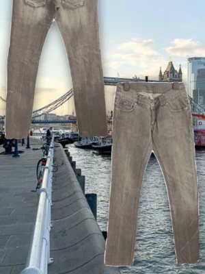Grå  jeans från Vero Moda - Snygga grå jeans från Vero Moda med klassisk femficksdesign och raka ben. Jeansen har en diskret tvättad look och är tillverkade i ett mjukt bomullsmaterial med lite stretch för extra komfort. Perfekta för en avslappnad och trendig stil.