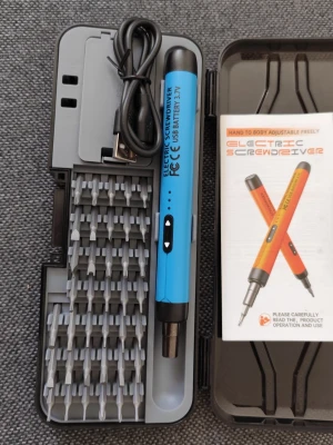 Elektrisk skruvmejsel med bits - Säljer en elektrisk skruvmejsel i blått med USB-laddning. Setet innehåller flera olika bits och en laddningskabel, allt i ett smidigt svart plastfodral. Perfekt för småfix och elektronikprojekt. Manual medföljer.