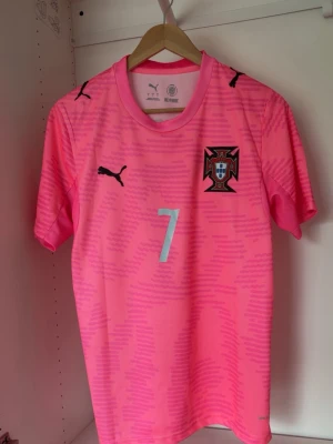 Portugal matchtröja - 2024/25 - Portugal Matchtröja - 2024/5 - Cristiano Ronaldo 7 - storlek S - skick 10/10 - fraktas dagen vid köp. Är du intresserad av fler tröjor checka profilen. Kärlek och repekt!!