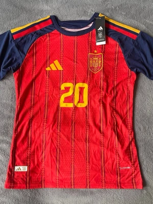 Spanien Pedri #20 matchtröja  - Säljer en riktigt fet Spanien-tröja med Pedri #20 på ryggen. Helt ny med tags kvar och sjuka detaljer i tyget 👌  • Spanien landslag 🇪🇸 • Pedri #20 • Storlek L (passar mer som M) • Helt ny med tags • Riktigt snygg struktur/material i tröjan • ClimaCool-material  Perfekt till fotboll, EM/VM, gym eller streetwear ⚽️  💰 Pris: 449 kr 📍 skickas  