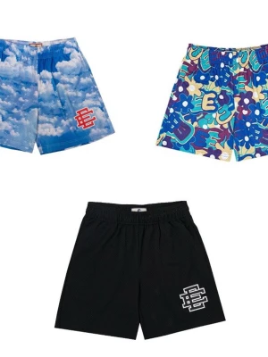 Eric Emanuel EE shorts set - M MEN PASSAR S. Tre par shorts från Eric Emanuel: ett par med blått molnmönster, ett par med färgglatt grafiskt tryck och ett par helsvarta. Alla har EE-loggan på vänster ben och elastisk midja. Perfekta för en trendig och avslappnad stil.
