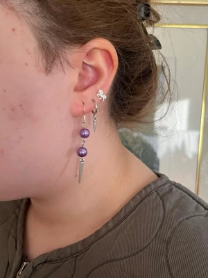Maria nillsdotter liknade örhängen. Lila handgjorda pärlor med nitar örhängen  - Jag skapar dessa örhängen av noggrant utvalda pärlhalsband från secondhand – ett medvetet val för att ge vackra material ett nytt liv. Alla örhängen är handgjorda och säljs i par 💖🫶🏻⚜️