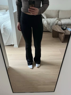 Yogapants - Svarta yogpants som säljes pga för långa på mig. Ena sömmen har en skavank som var där vid inköp men har hållit bra (går även att sy) 