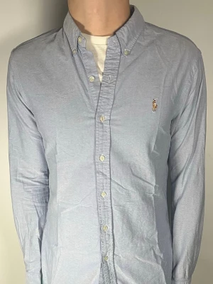 Ralph Lauren skjorta - Säljer en ritkigt snygg och trendig Ralph Lauren skjorta i fint skick, storlek M, vid frågor är det bara att skriva //Gramenti
