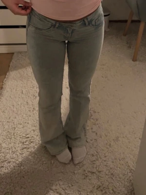 Lågmidjade jeans  - Lågmidjade jeans i storlek 36, jeansen har tecken på användning längst ner (se på sista bilderna). Kan försöka få bort fläckarna innan frakt. Välj instabox som fraktalternativ 