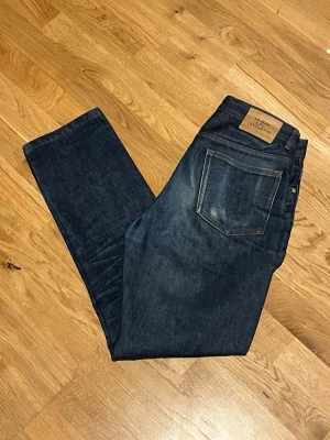 A.P.C. Jeans - Säljer ett par mörkblåa jeans från apc, tyvärr inte selvage. De är 29 i midjan hör av er om det är något mått ni vill ha, annars är det bara att fråga om ni har andra frågor!!