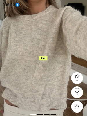 Beige stickad tröja - Säljer en mysig beige stickad tröja i ull med rund hals och långa ärmar. Tröjan är i storlek M men jag uppskattar den till en S eftersom den är något liten för mig som brukar ha M. OBS lånade bilder!!