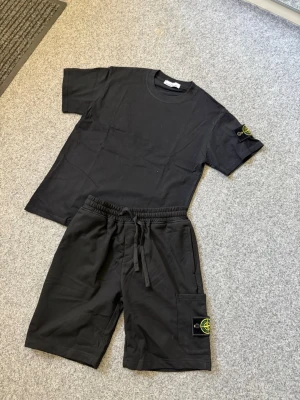 Stone island set - Storlek S. Satt inte riktigt som jag tänkt så bättre att jag säler vidare. Inga defekter. Pris ej hugget i sten