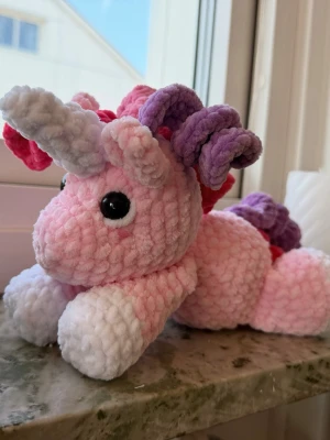 Virkad enhörning  - Super söt virkad enhörning 🦄 Ca 30cm lång, kan både sitta och ligga ner🩷