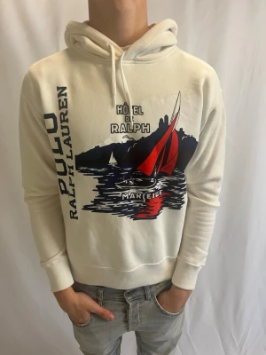 Polo Ralph Lauren Hoodie - Tja! Säljer nu denna feta sällsynta Hoodie från Ralph Lauren. Hoodien är i storlek S men passar XS/S. Hoodien är i ny skick.                                      Säljs för: 1099kr.                                                  Tveka inte att höra av er vid frågor eller funderingar! 