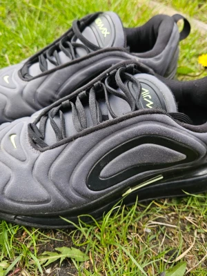 Nike Air Max 720 svarta sneakers - Nike Air Max 720 sneakers i storlek 38,5. I mycket bra skick, använd få tal gånger. Hel och ren.