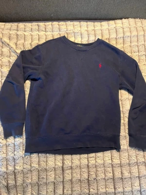 Ralph lauren sweatshirt  - En mörkblå Ralph lauren sweatshirt. Den är i bra men använt skick. Men har väldigt mycket kvar att ge. 