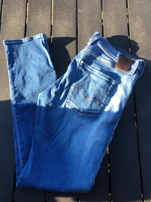 Replay Anbass - Säljer ett par riktigt snygga Replay Anbass. Storleken på jeansen är W33, L34. Passar XS/S/M. Perfekta till vardagslooken och passar till det mesta. Säljs för 249kr pga att jag inte får användning av dem och nypris är 1500-1800kr!☺️