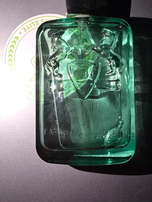 Parfums de marly greenley - dags att sälja flera av mina parfymer då jag inte använder dom och sparar ihop pengar. Alla mina parfymer medföljer med orginal kartong och alla är äkta såklart, de är beställd online ifrån boozt och andra stora hemsidor, 125ml den är nästan full de nog 110ml kvar,Den är väldigt stark jämfört med dom som finns i affärerna då den macerat bra, billigast i nätet finns för 2699kr mitt pris 1800kr.