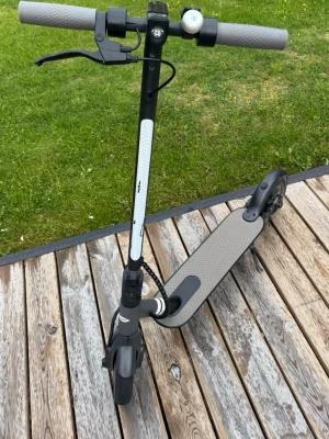 Elscooter Doc. Green - Säljer min Doc Green elscooter då den inte används längre.  Scootern fungerar som den ska och batteriet verkar fungera bra. Laddare ingår. Bromsar med både elektrisk och manuell broms.    Vissa skavanker och märken finns, syns på bilderna Underdelen är lite skrapad Framdäcket är slitet och kan behöva ses över framöver   Toppfart upp till 25 km/h Eco-läge finns Fram- och baklampor som aktiveras med ett knapptryck I övrigt fungerar allt som det ska.                                 Pris :- 1400 kr.