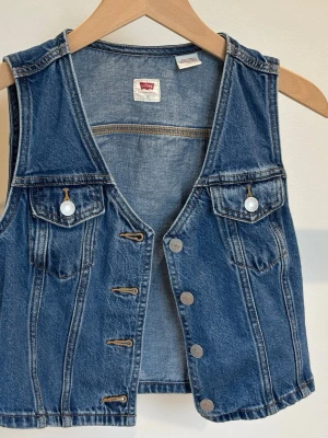Jeans väst - Köpte i Polen andvänt en gång. Tycker inte om hur den sitter på mig. Helt ny. 