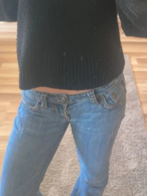 Jeans  - Jeans från L.A. Idol USA. Storlek 0, passar nån som är från 164-167 cm bäst men funkar för mig som är 160cm fast då är de lite för långa. Sitter bra på mig som brukar ha strl 32 i jeans. Köpta för ca 1000 kr från A2 vintage, skriv för fler bilder eller frågor💕