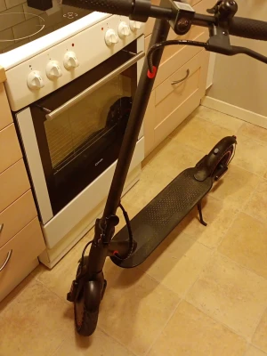 Xiaomi elscooter  - Säljer en svart elscooter med röda detaljer och robusta däck. Scootern har en bred ståplatta med halkskydd, handtag med bra grepp och stödben. Perfekt för smidig transport i stan eller till skolan. Den håller oerhört långt på en full laddning.