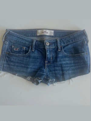 hollister jeansshorts - Snygga blå jeansshorts från Hollister. Har tidigare varit jeans men har klippt av de. Perfekt nu i sommar🩵