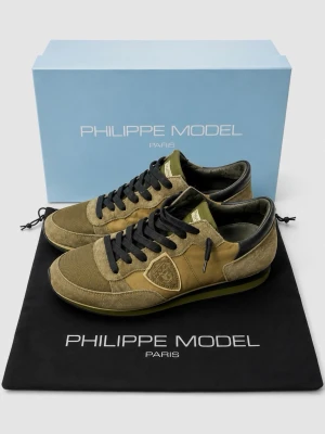 Philippe Model gröna sneakers - Snygga sneakers från Philippe Model i olika nyanser av olivgrön med svarta detaljer. Skorna har en klassisk låg siluett, svarta skosnören och är tillverkade i en mix av mocka och textil. Perfekta för dig som gillar stilrena och trendiga sneakers.