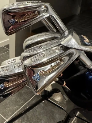 Presidental golfklubbor set - Säljer ett set med Presidental golfklubbor i metall med klassisk silverfinish. 4,5, 6, 7, 8, 9, P och sand wedge. Perfekt för dig som vill ha ett komplett järnset till golfbanan.