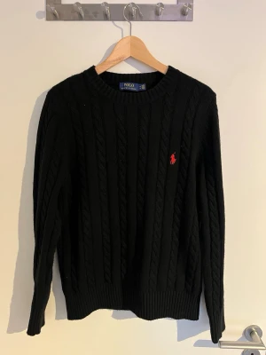 Ralph Lauren kabelstickad tröja - Säljer en Ralph Lauren kabelstickad tröja i storlek m, den är i jätte bra skicka knappt änvänd, hör av er om ni har några funderingar😁😁pris kan diskuteras
