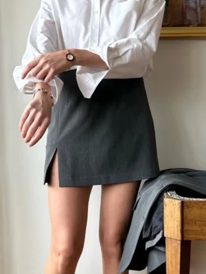 Djerf grå kjol🩶 - Stilren grå kortkjol med liten slits framtill. Kjolen har en rak passform och är perfekt att matcha med typ allt?! Tillverkad i ett slätt material som ger en klassisk snygg look🩶