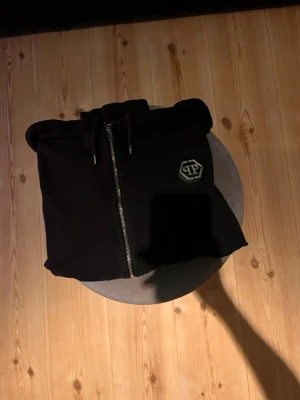 Philipp Plein Zip Hoodie - ✔️ 8/10 condition ✔️ Washed before shipping ✔️ 1–3 days shipping time  Pit to pit: 45 cm Top to waist: 62 cm